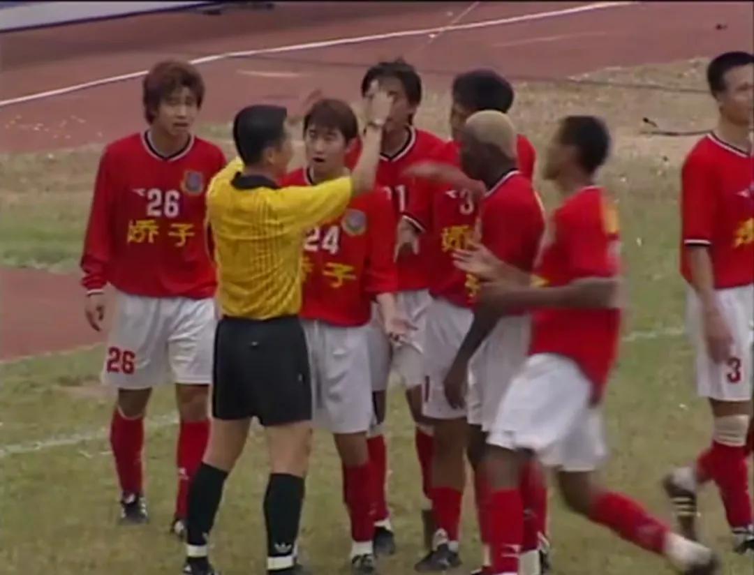 足球照片高清大图,原成都五牛足球队照片和名单