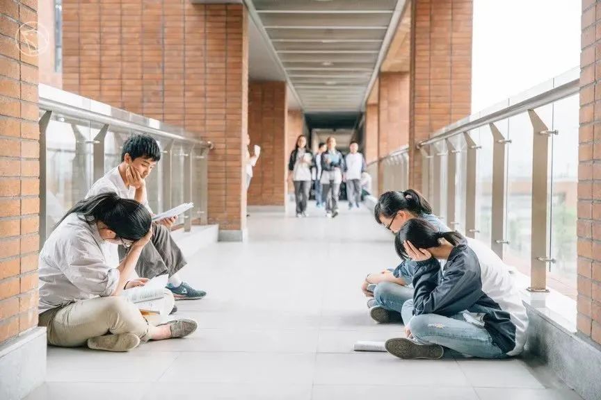 这个校园“*拍偷**狂魔”,拍下了95后的绝版青春