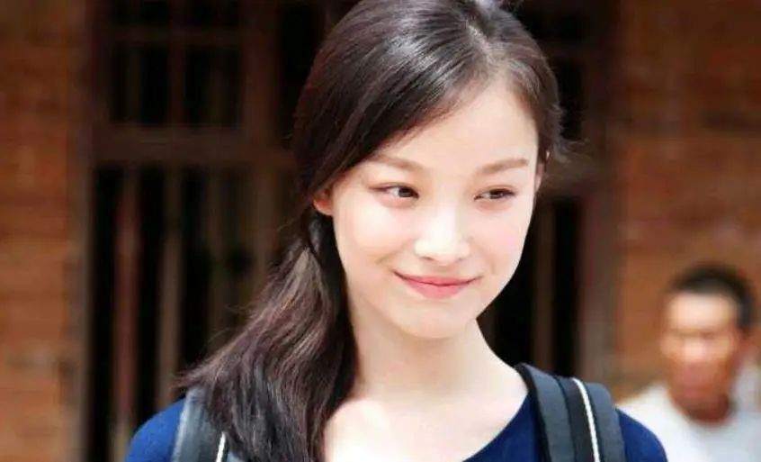 倪妮刚出道跟现在的变化,张艺谋评倪妮倪妮眼含泪