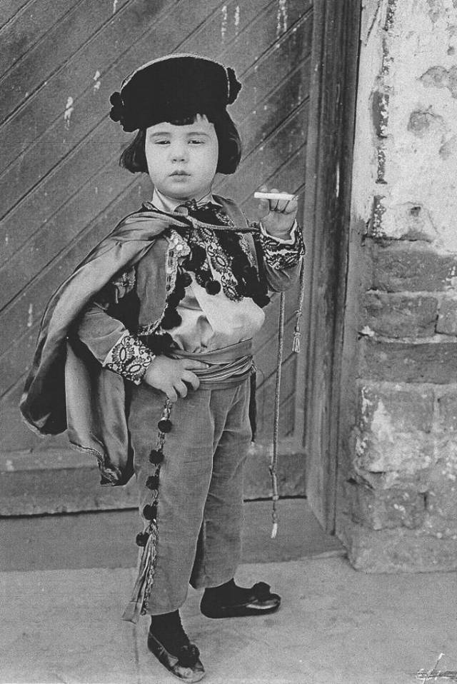 80个神奇的真实照片，不高兴的狗子，崎岖的铁路，倒立劈叉拉筋