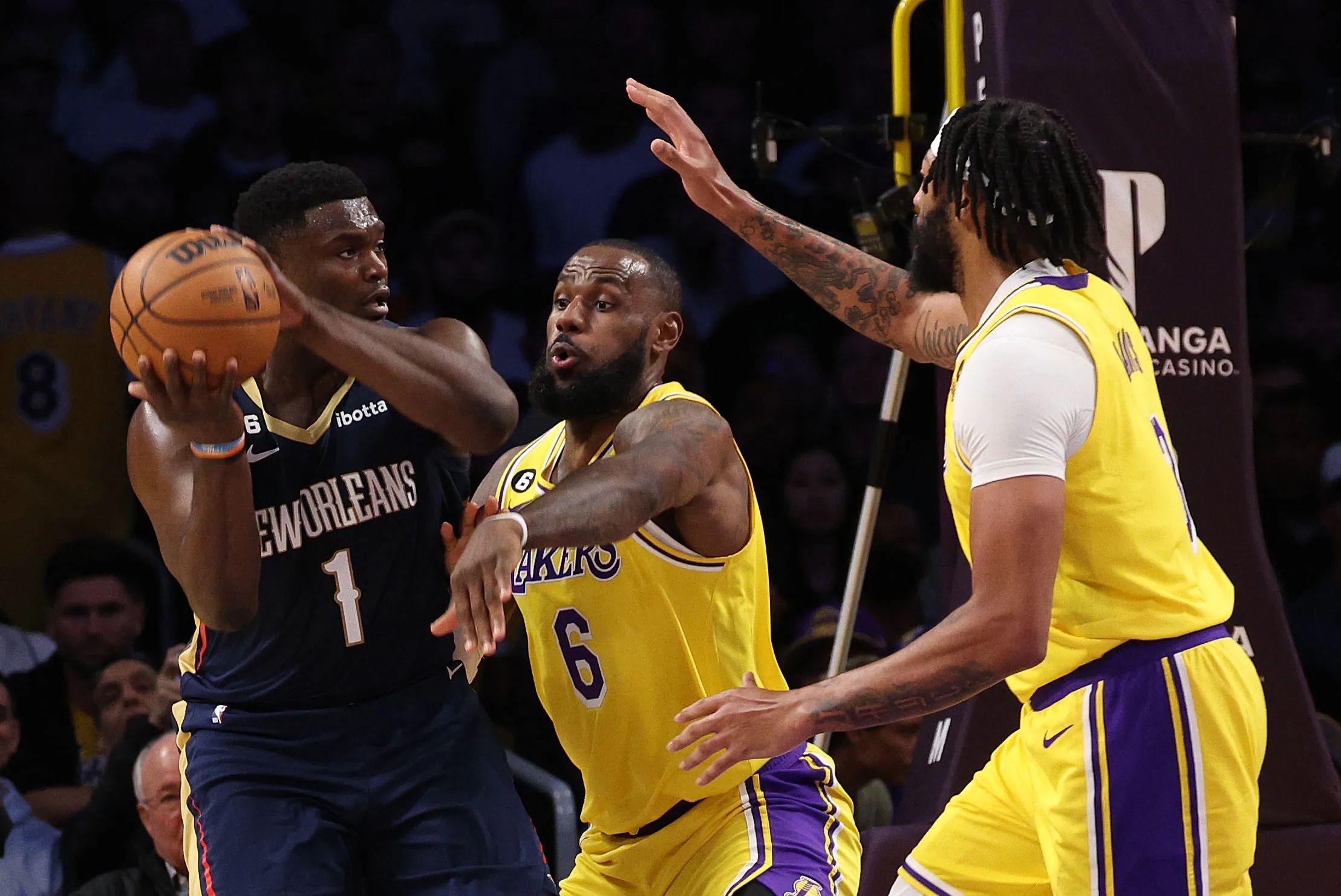 湖人vs鹈鹕莱恩简介,莱恩绝平三分球迷退场