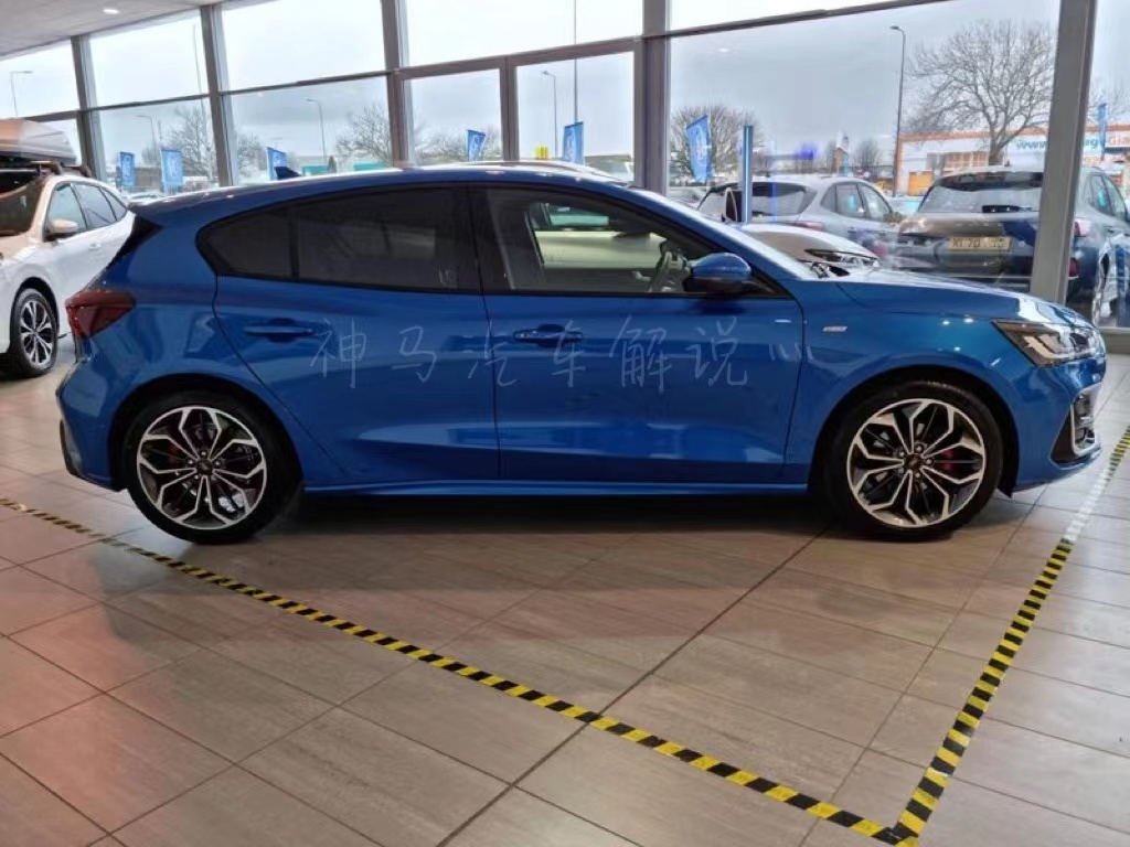 20201.5t福克斯两厢最高配,福克斯2020两厢锋潮版对比思域