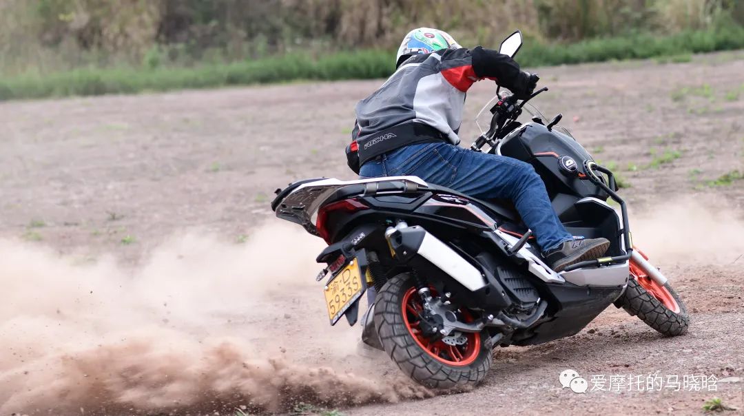 鸿150adv和鸿150哪个值得买,adv150踏板摩托车哪款最好