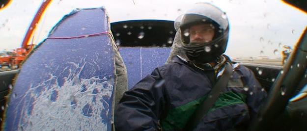 据说台风的时候，要把家里的窗户都打开，这样可以减小风的阻力