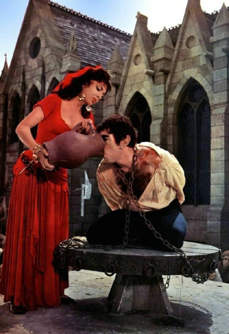 巴黎圣母院人物,电影巴黎圣母院人物特色解读