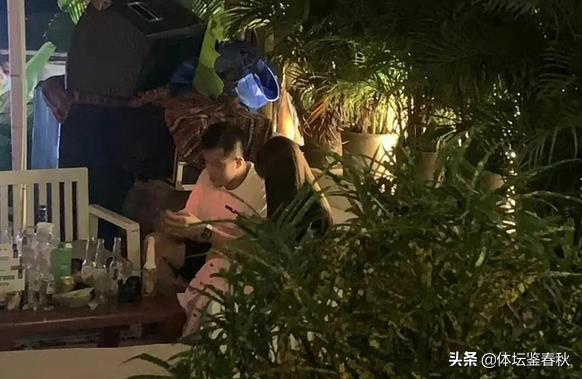 郭艾伦与女友,郭艾伦跟女友三亚游玩