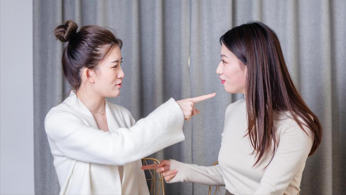 58岁阿姨：晚年花一万给自己买了一件旗袍，却被儿媳嘲笑，有错？