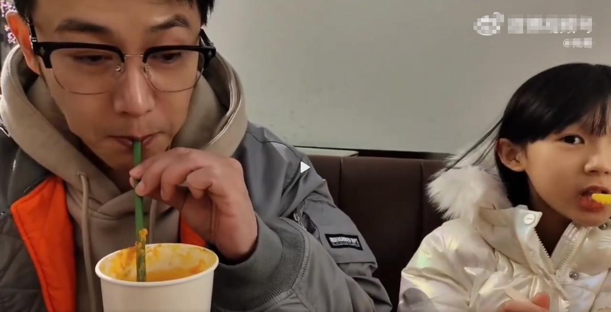 陆毅带孩子国外家庭吃饭,陆毅带小孩