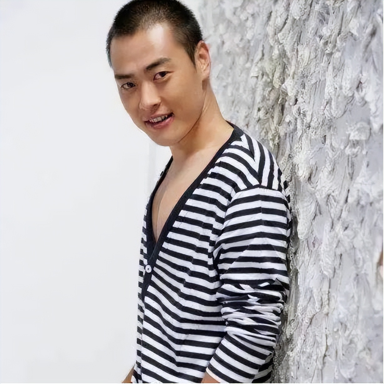 《亮剑》魏和尚：为追演员梦穷到吃狗粮，拍戏患抑郁症，如今怎样