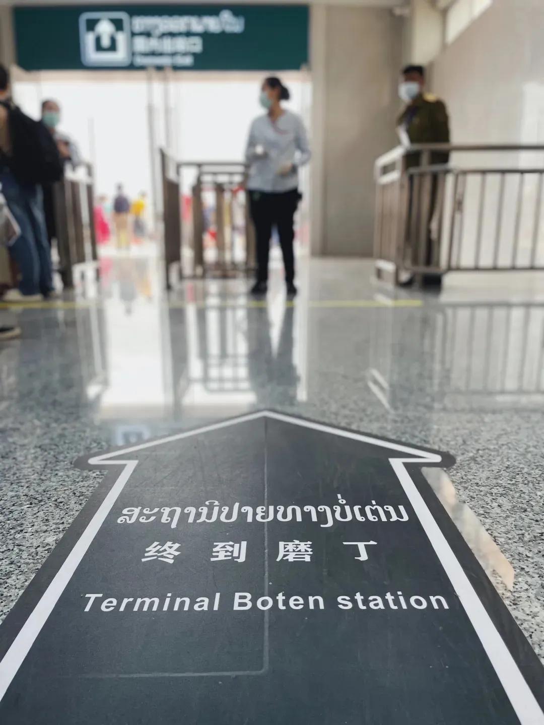 在老挝坐高铁,在老挝的中国高铁