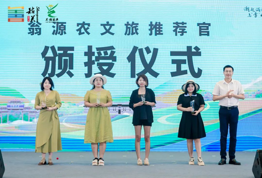 又到了吃三华李的季节,夏天就要吃酸酸甜甜的三华李