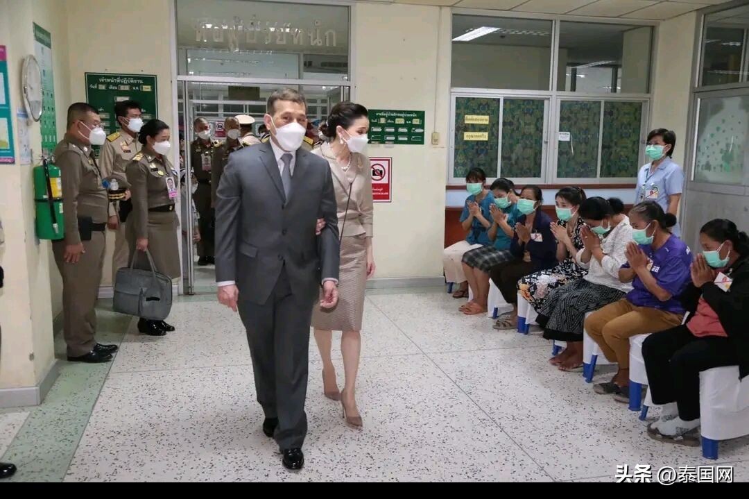泰国国王王后慰问枪击案家属视频,泰国国王枪杀事件