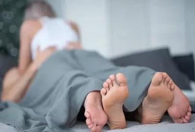 女性阴道有白色泡沫排出，或许暗示4种情况，别不当回事