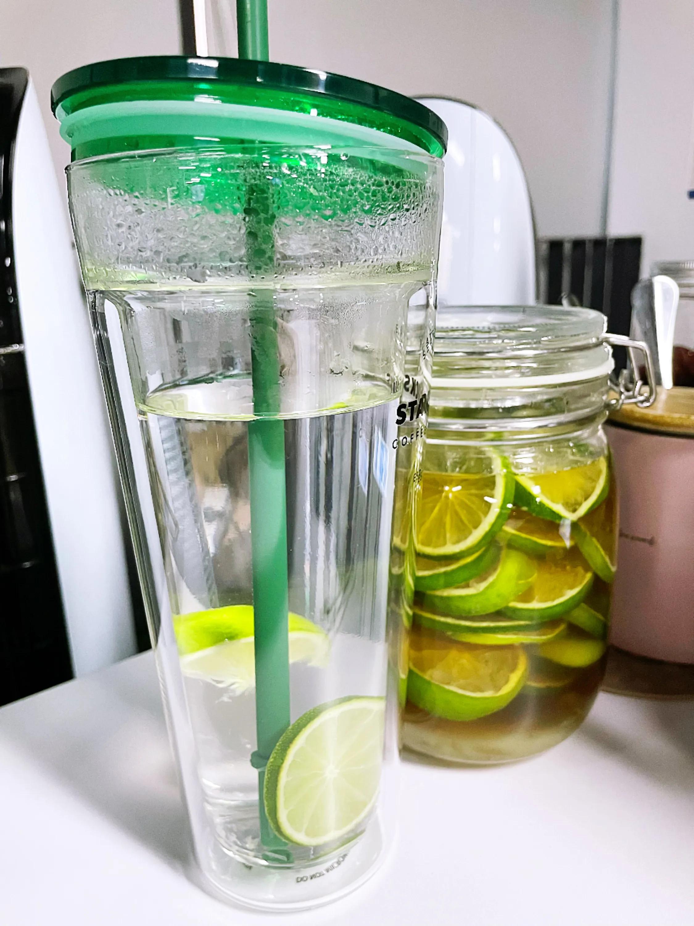 柠檬蜂蜜水什么时候喝美白,夏天来了蜂蜜柠檬水喝起来