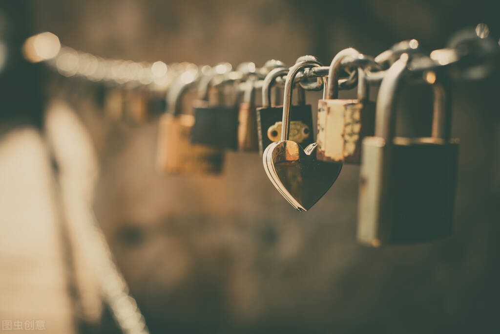 暗恋一个人的兵荒马乱是什么意思,一个人的兵荒马乱