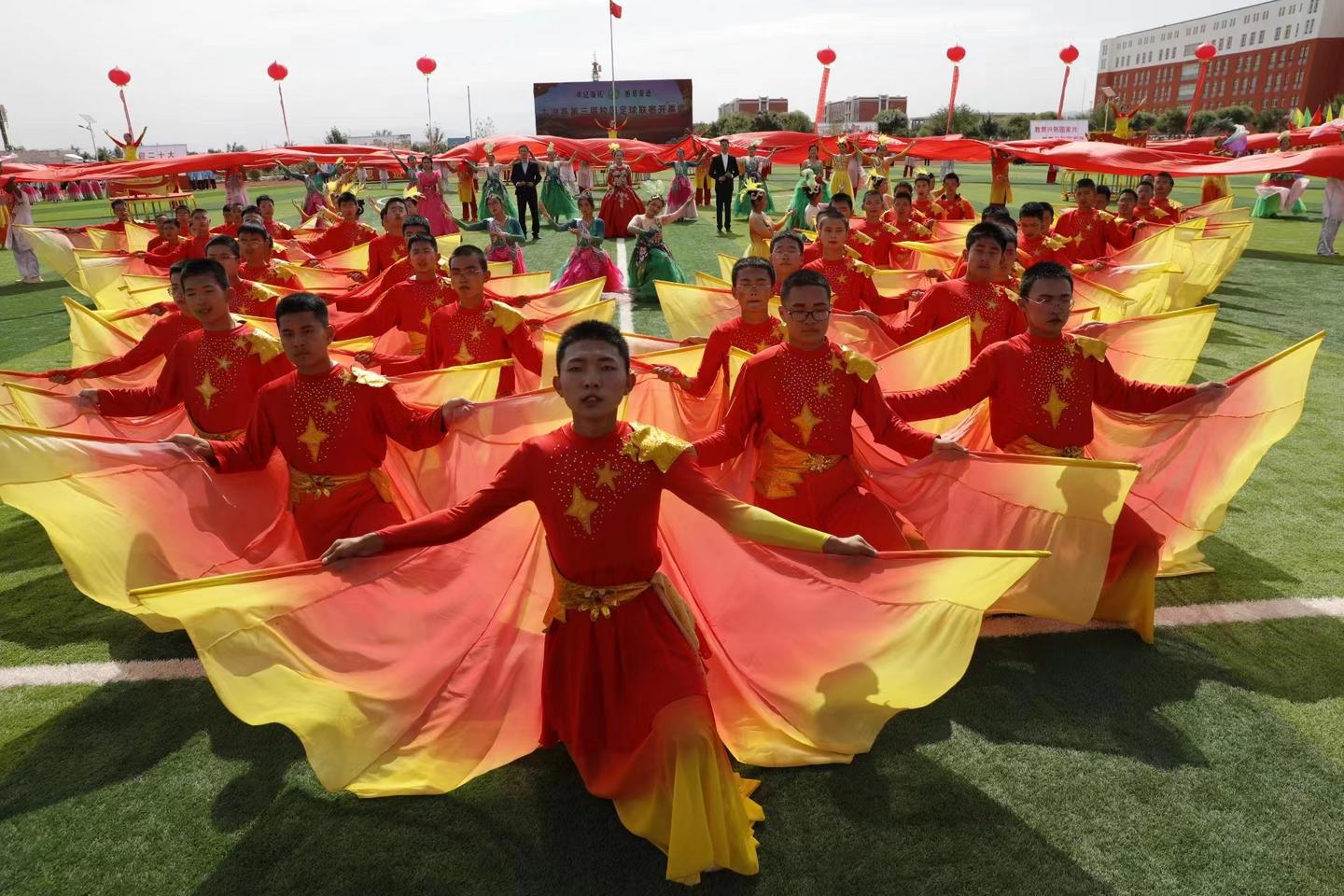 今天，我们向总书记报告：中小学足球运动发展越来越好