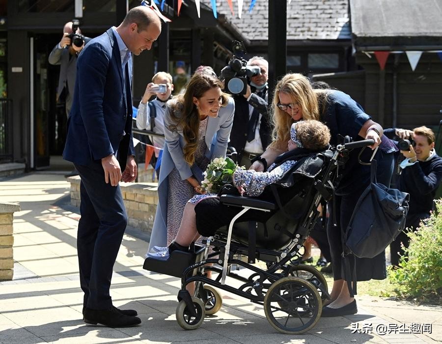 凯特王妃穿碎花裙美,凯特王妃足球视频