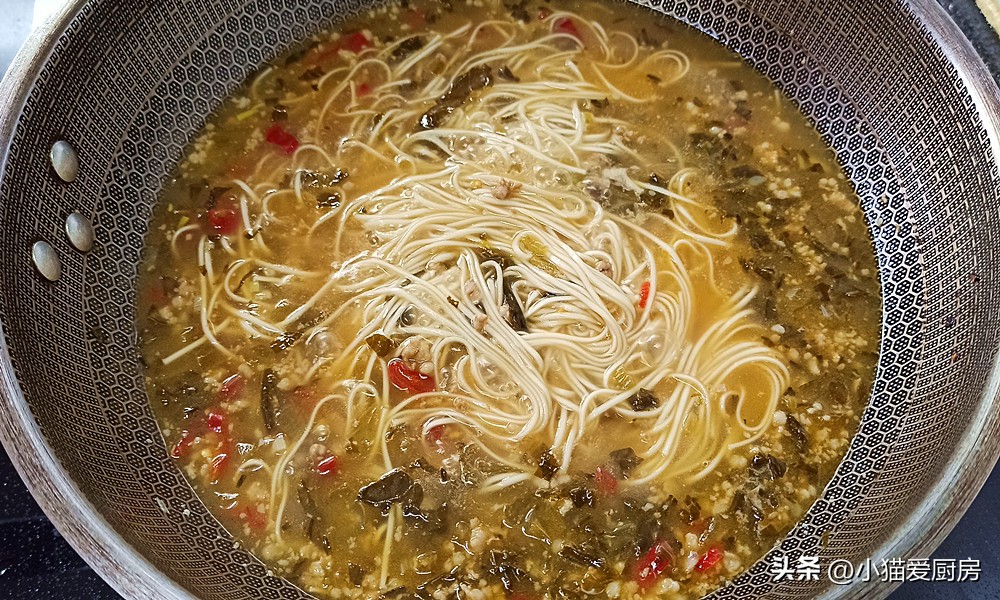 酸菜酸汤面最正宗做法,开胃酸菜汤面