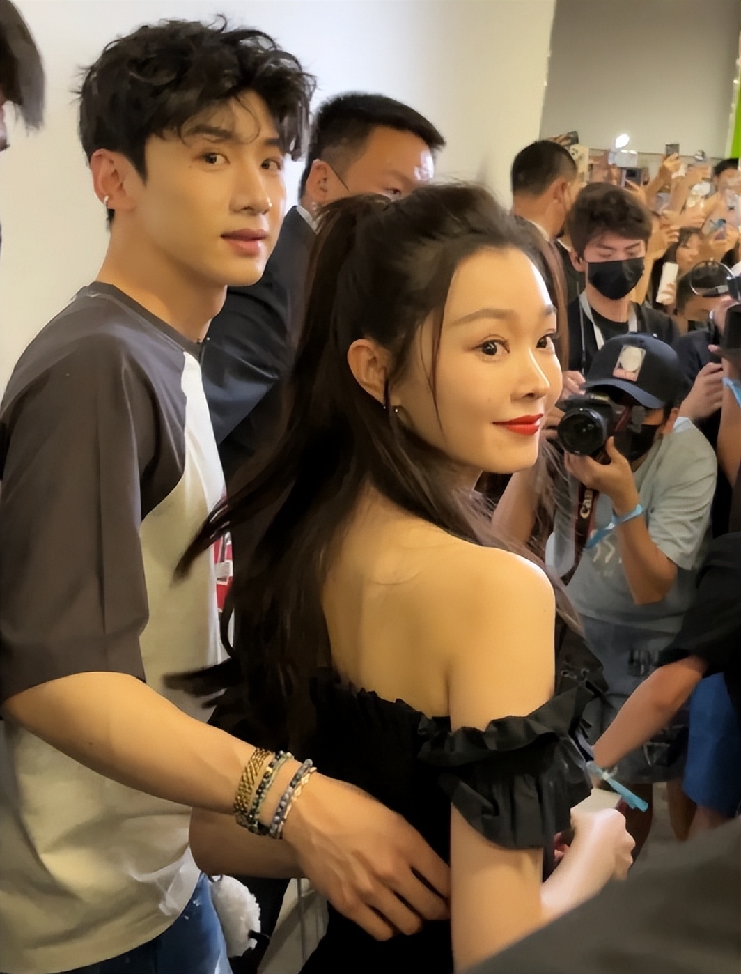 白敬亭宋轶片场好甜,曝白敬亭横店探班宋轶