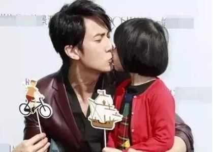 父女之间亲嘴的危害,父女亲脸拥抱违法吗