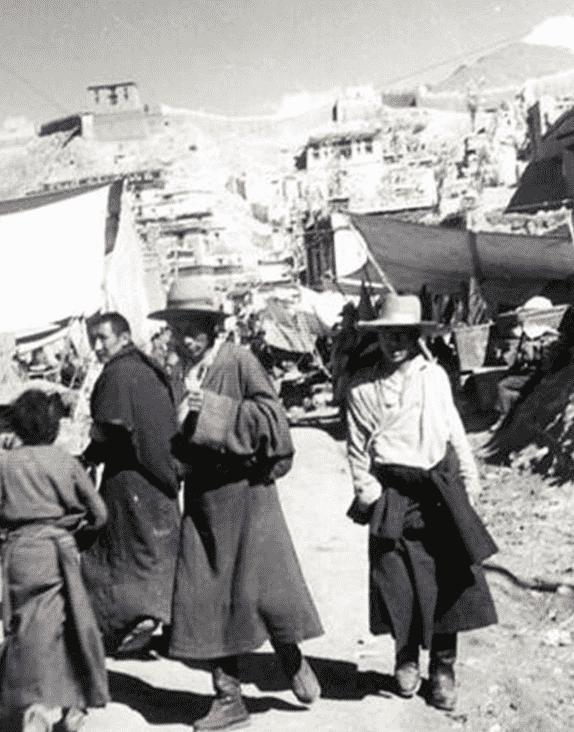 变态的纳粹德国,*光脱**犹太人女人衣服,集体*杀屠**!