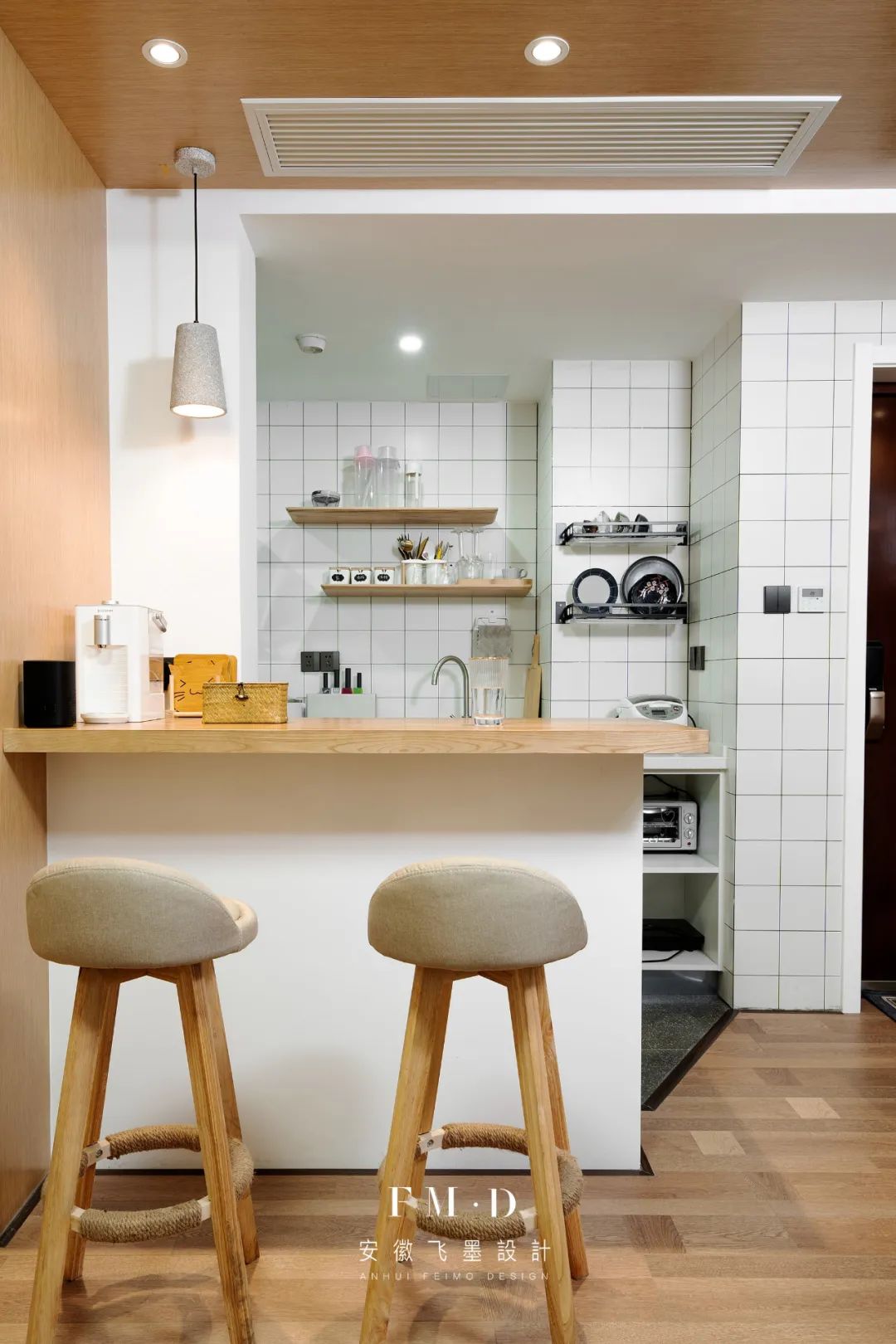 有吧台,有吧台有餐桌的设计