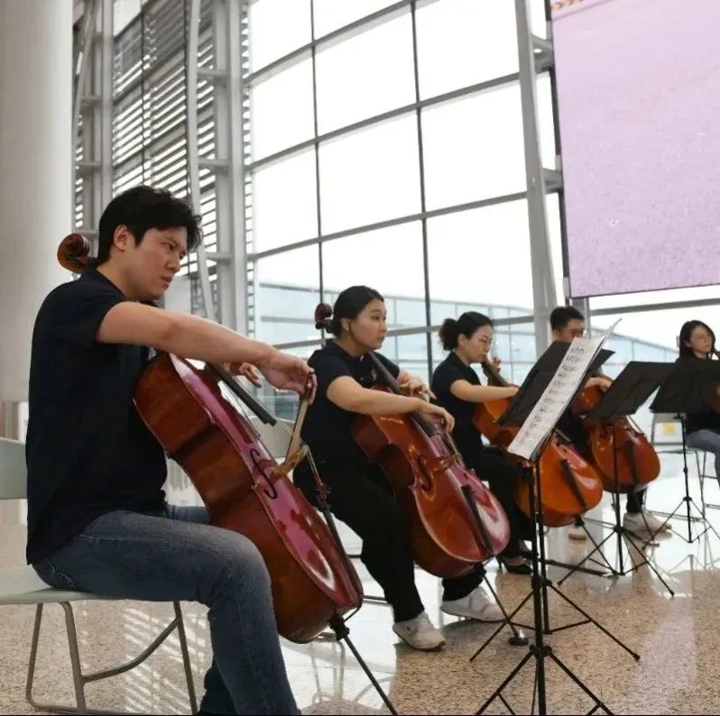 候机时光新体验！广州交响乐团“非凡大提琴”快闪白云机场T2