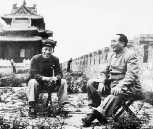 1976年，毛主席病重，还强撑着身体，安排*国锋华**处理唐山地震事宜