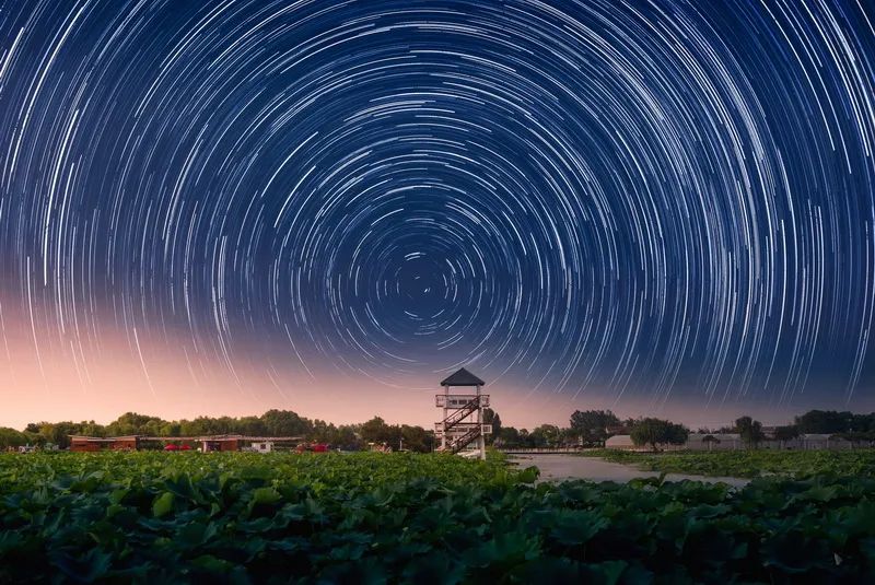 拍星星拍出来一连串亮点,拍点天空照