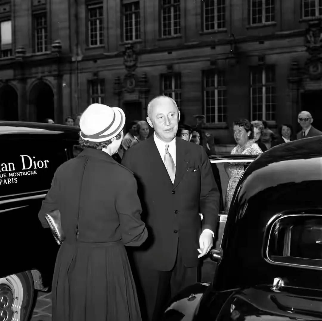 dior鏈嶈鍚勪釜鏃舵湡椋庢牸鐗瑰緛婕斿彉,dior50骞翠唬鏈嶈鐗硅壊