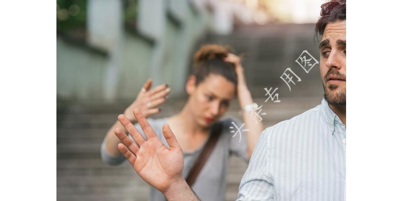 年年过生日女儿都迟到,今年我去接她,到门口后我愣了,默默离开