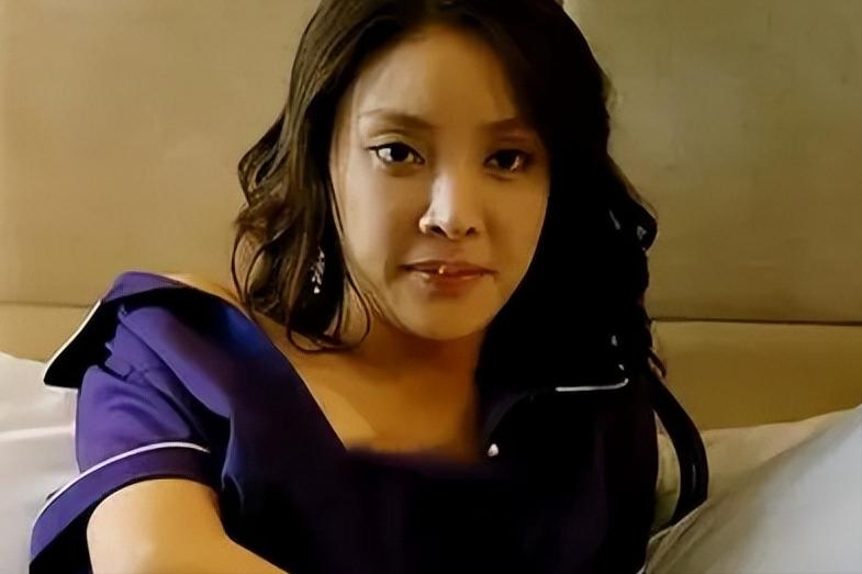 21岁新人揭露圈内*规则潜**：副导演带面试女孩开房，男艺人也不安全