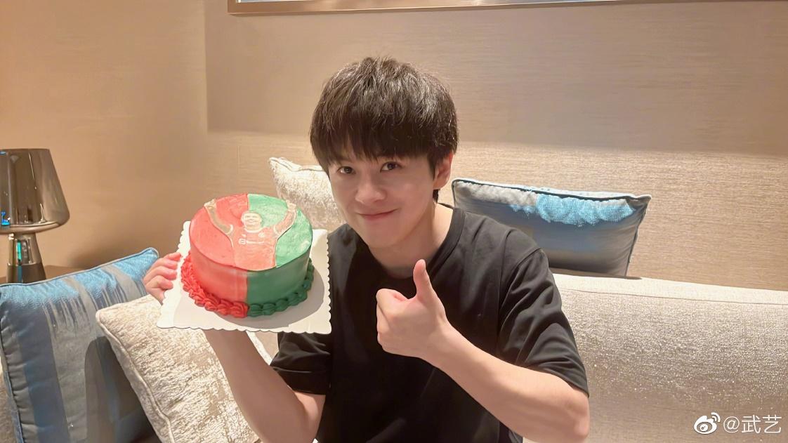 c罗鹿晗李现,原来这些明星都是c罗球迷