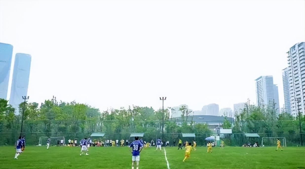 “挤”出来嵌入式球场,萧山人的足球梦