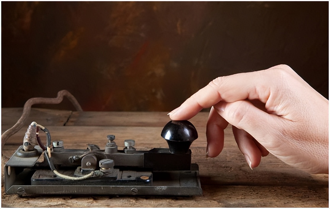 英国专家是如何利用无线电技术，发展科技领域的？对未来有何影响