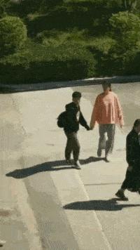 女生在公共场合故意让你难堪,现在的女生一点自知之明都没有