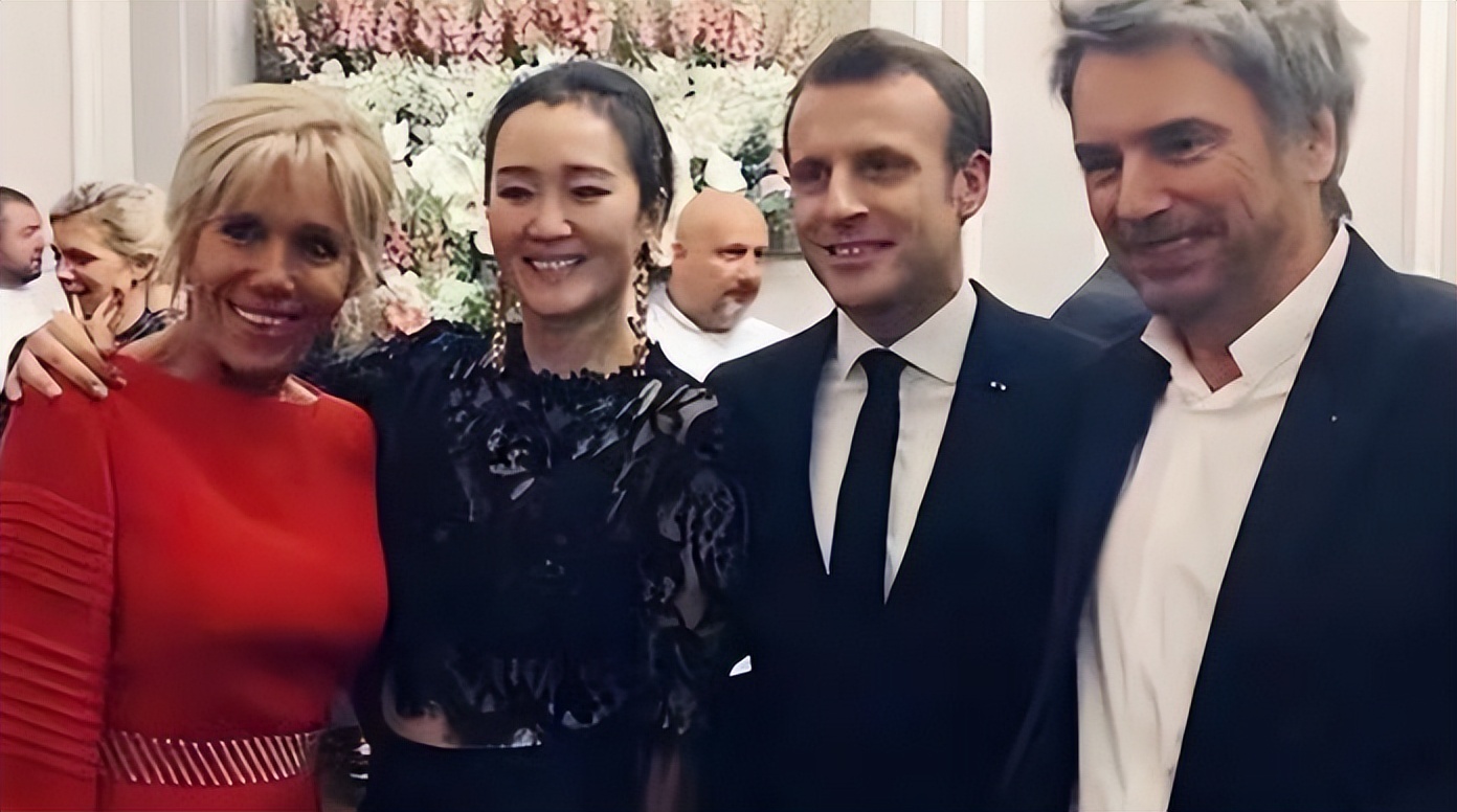 巩俐第几次陪同法国总统访华,巩俐随同法国总统访华视频