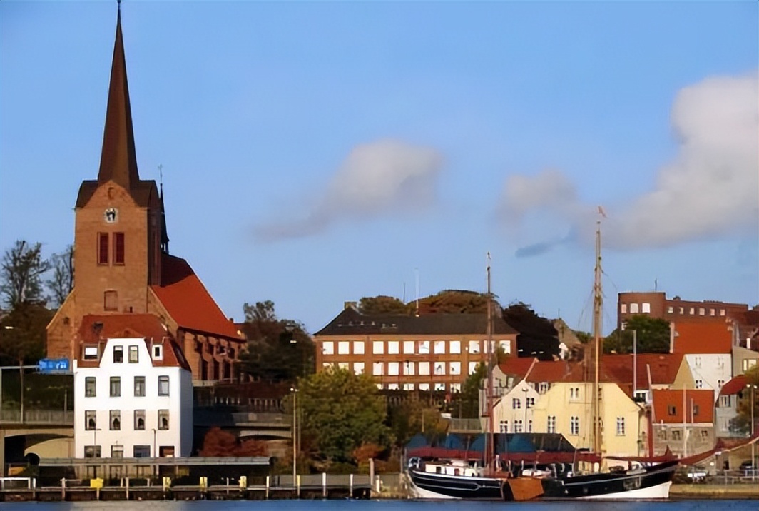 丹麦人月入多少,丹麦人生活很奢侈吗