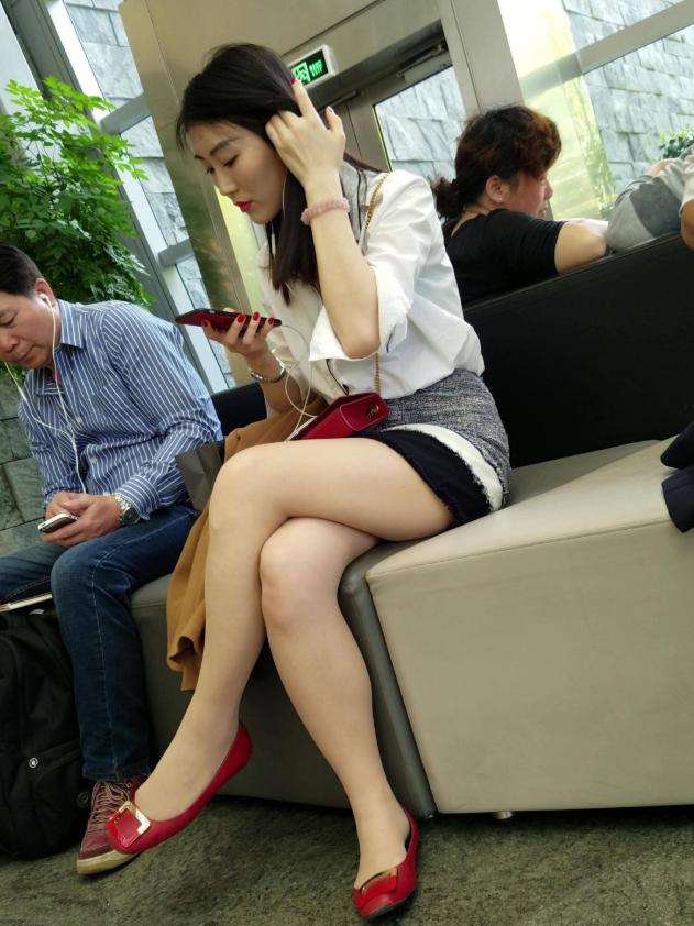 黑色短袜靴高跟怎么搭配衣服,女生穿黑色丝绒袜和黑色高跟鞋