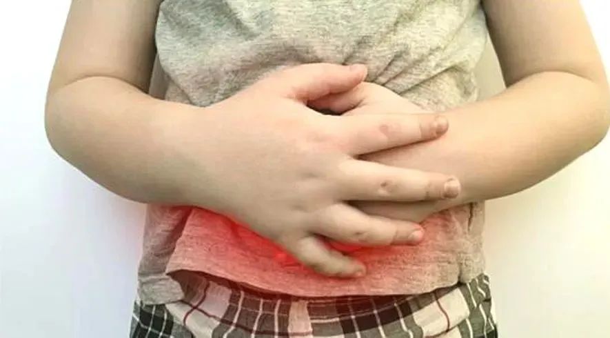 孩子肚子疼家长不高兴是正确的吗,幼儿园孩子肚子疼怎样和家长沟通