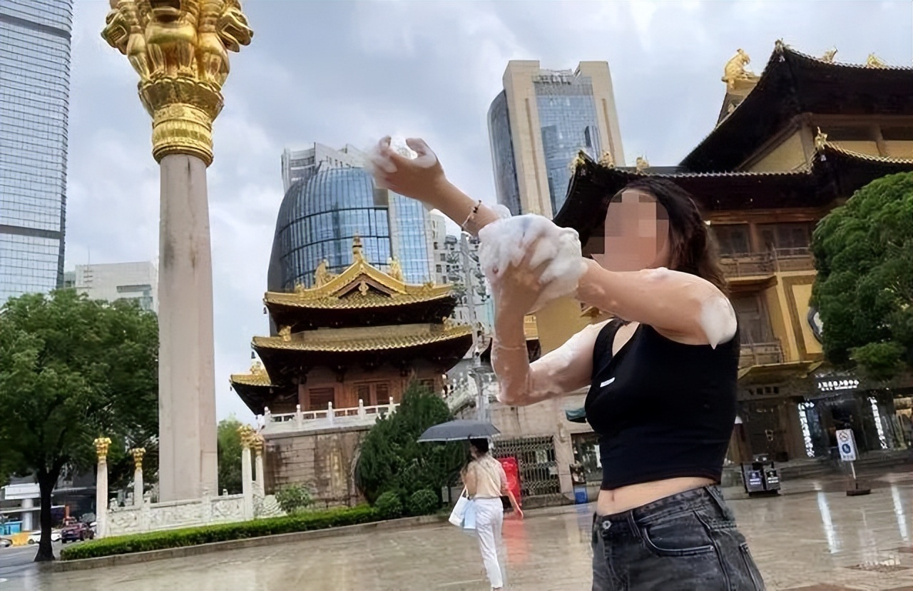 上海街头魔幻一幕：大批美女雨中激情搓澡