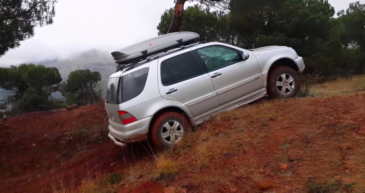 汽车d挡切换m挡困难,汽车d挡行驶换s挡需要踩刹车吗