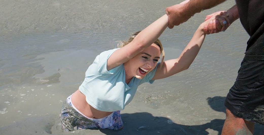 人不小心掉入流沙会怎么样,掉入流沙如何自救呢