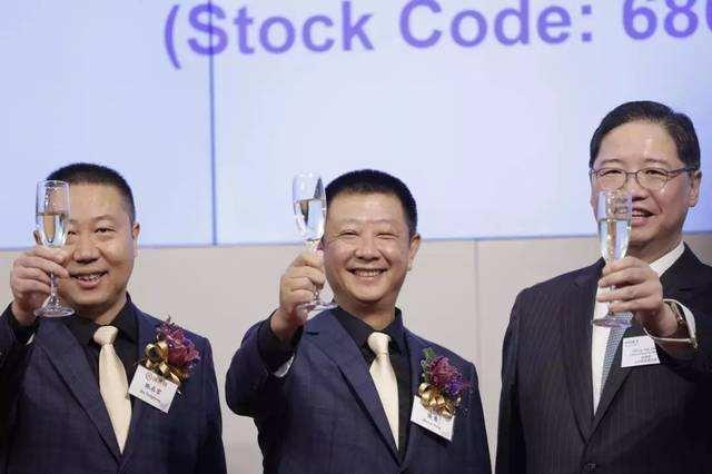 四川农村穷小伙，开火锅店暴富，逆袭成新加坡首富，凭啥？