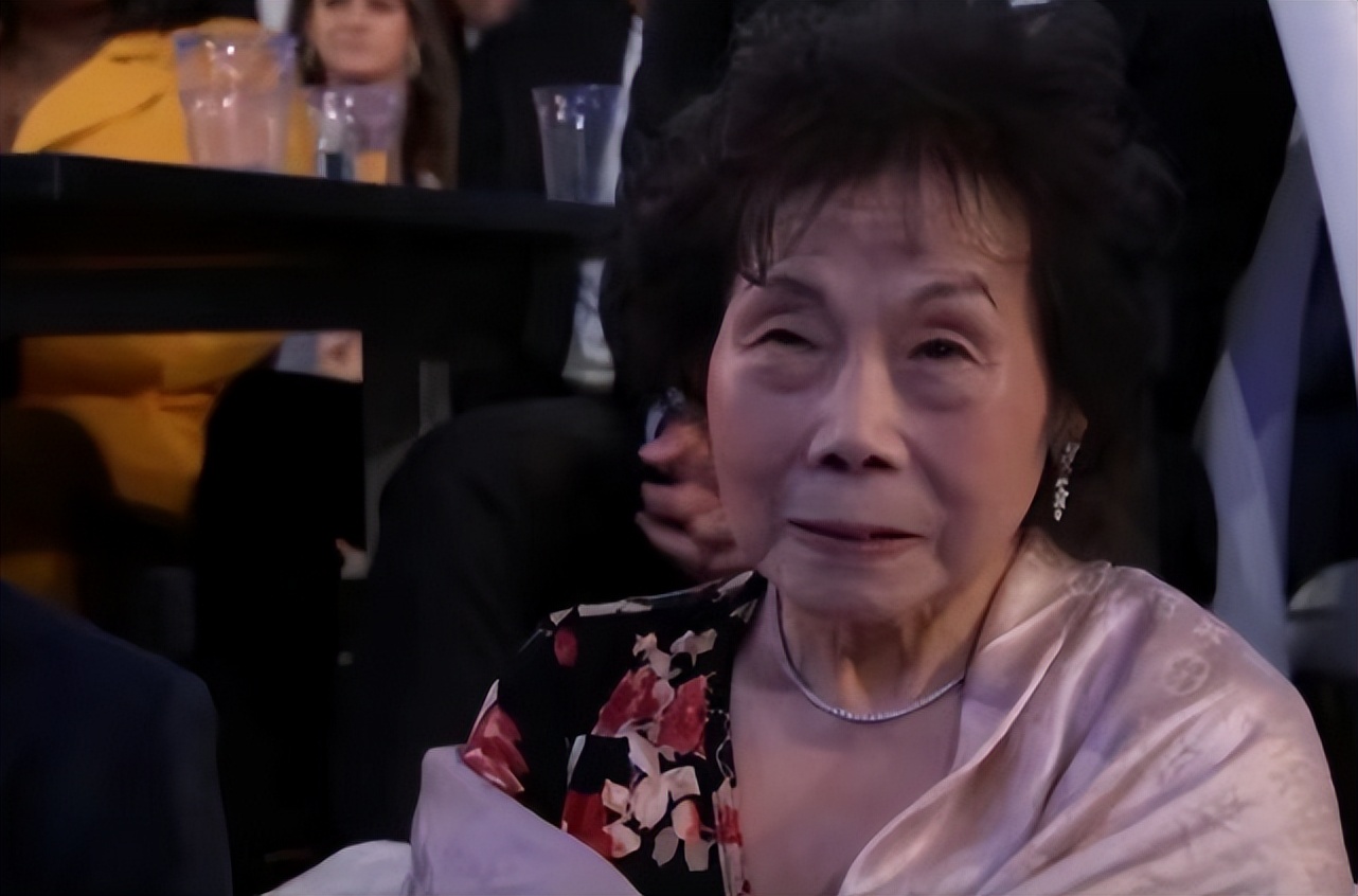 谷爱凌晒与奶奶合照一双绣花鞋,谷爱凌奶奶全集视频