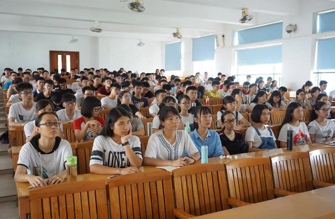 网络“教育专家”别轻信，女生不把导员放眼里，大三才察觉出不对