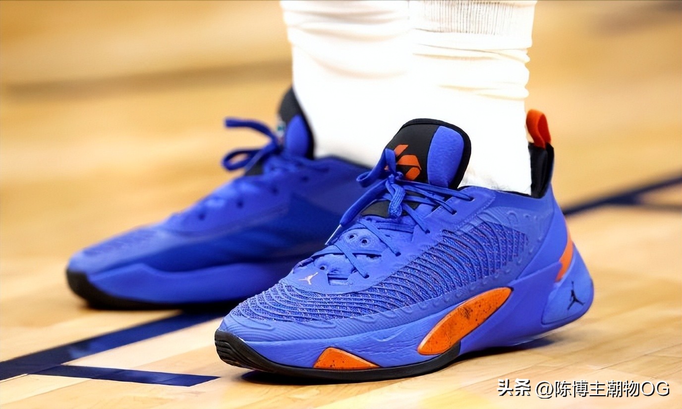 球星上脚篮球鞋欧文,欧文上脚kyrielow2