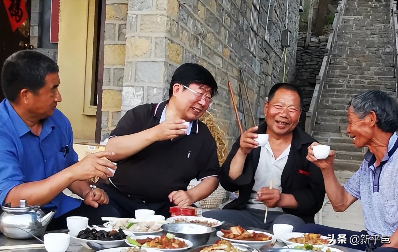 一个记者和小说家视频,一个记者采访一个农民的故事