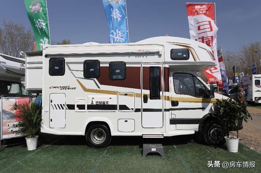 刚买的房车开回家后真的很喜欢,外观好看最舒适的房车