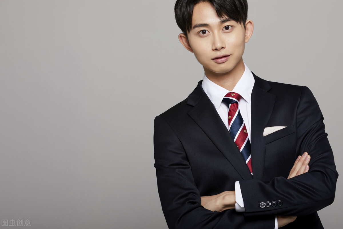 成熟女人如何得体地穿西装,西装在不同场合的着装技巧有哪些